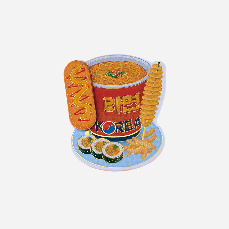 라면, 김밥, 핫도그, 회오리감자 등 한국 길거리 음식을 알록달록한 색감으로 표현한 입체 플라스틱 자석.