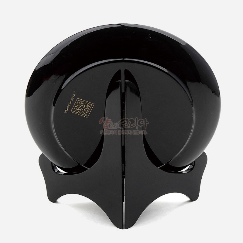 광택 있는 흑색 옻칠 표면과 단순 곡선 형태의 받침대가 조화를 이루는 나전칠기 트레이 오브제.