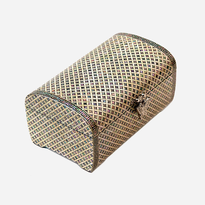 자개 상감 기법으로 촘촘한 격자 전통무늬를 표현하고 가장자리에 기하학 문양 테두리와 금속 잠금장식을 더한 옻칠 보석함.