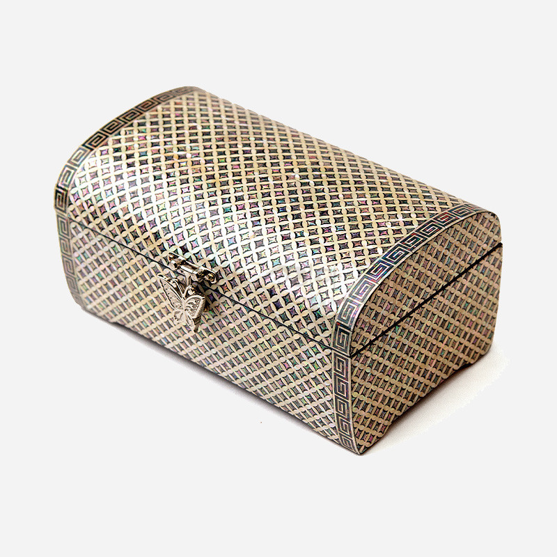 자개 상감 기법으로 격자 전통무늬를 표현하고 금속 잠금장식을 더한 옻칠 보석함.