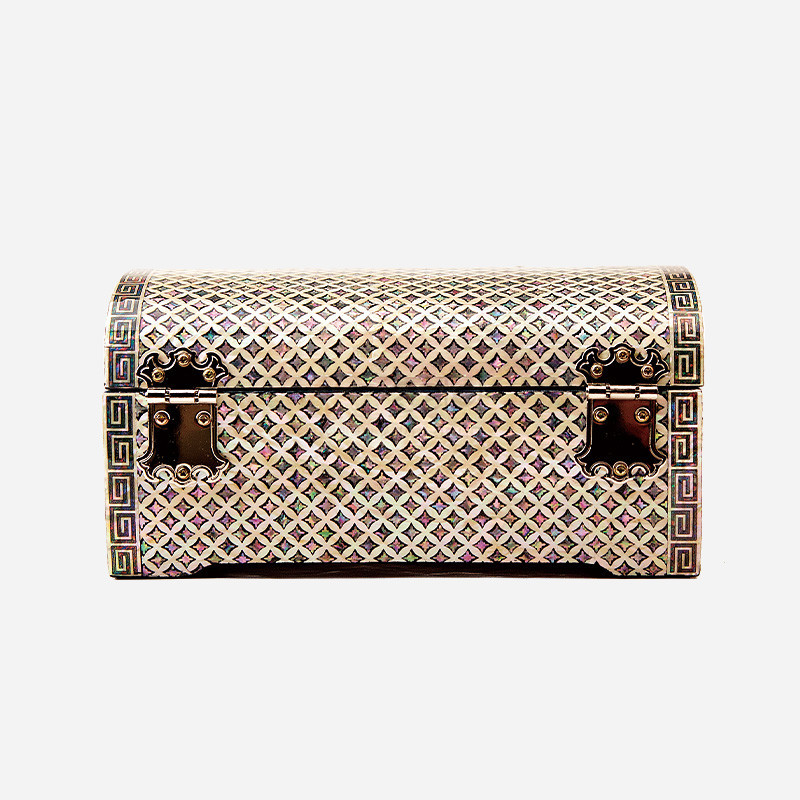 자개 상감 기법으로 격자 전통무늬를 수놓은 옻칠 보석함, 금속 장석과 그리스 문양 테두리 장식.