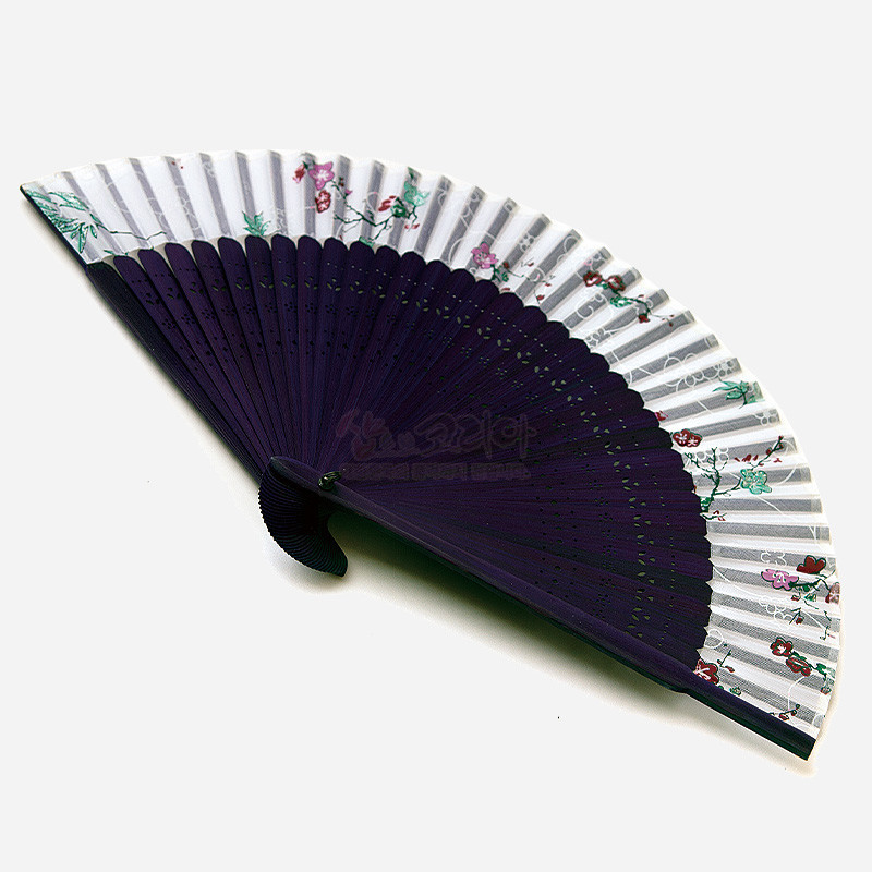 흰 비단 위에 매화와 꽃문양을 채색하고 짙은 보라색 살대에 타공 장식을 더한 실크 수공 부채.