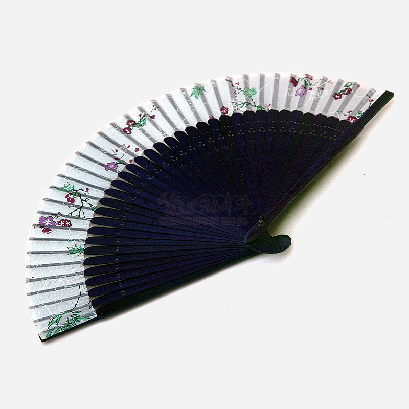 흰색 실크 부채살 위에 자주색·분홍색 매화와 녹색 잎 문양이 인쇄된 접이식 수공 부채.