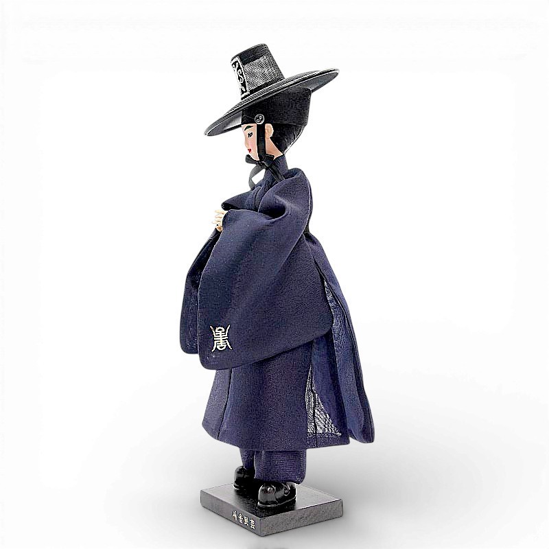 짙은 남색 비단과 면 소재로 만든 전통 저승사자 한복 인형, 갓과 소매의 자수 문양 장식이 특징인 공예품.