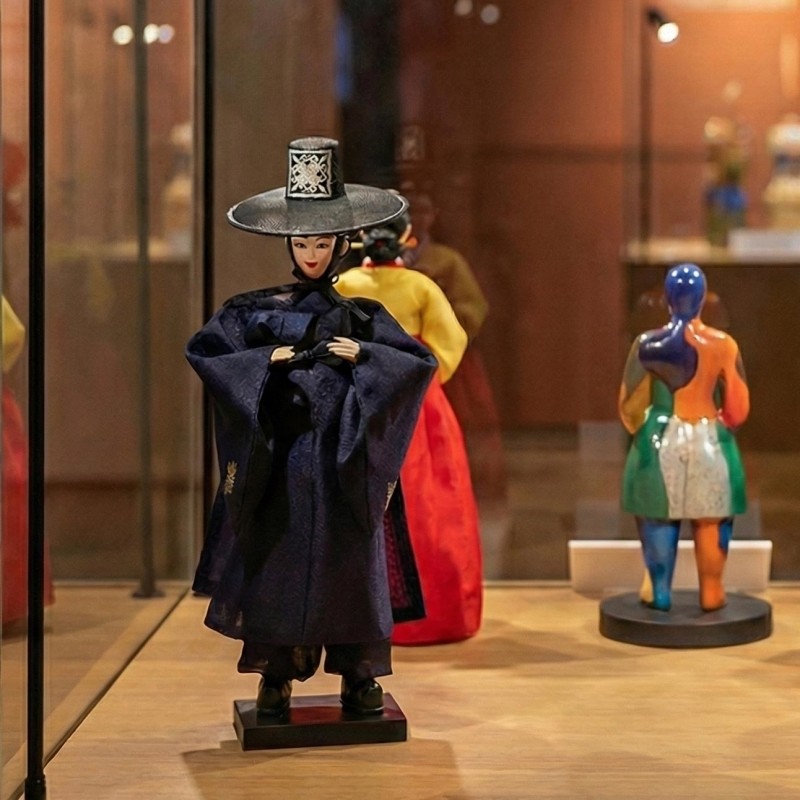 짙은 남색 비단 저승사자 한복과 검정 갓, 백색 문양 장식이 특징인 전통 한복인형.