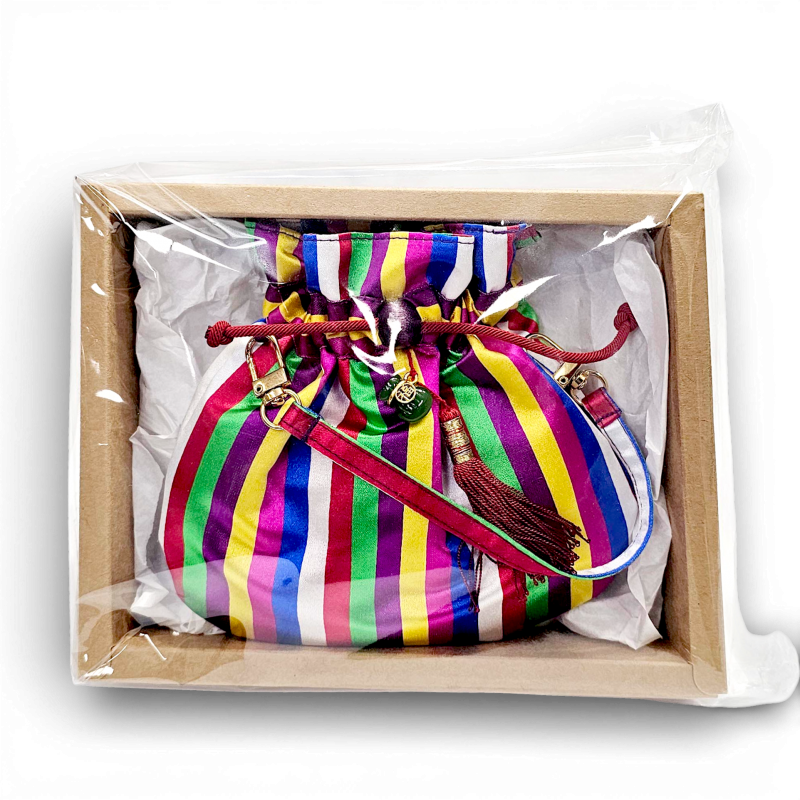 비단 재질의 오방색 색동 줄무늬가 특징인 수공예 복주머니, 매듭 장식과 술 장식이 더해진 손지갑.