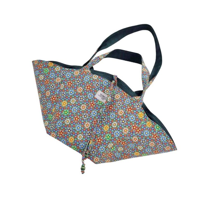 알록달록한 천 재질에 오방색 단청 문양이 전면에 인쇄된 빅 사이즈 카바스 백.