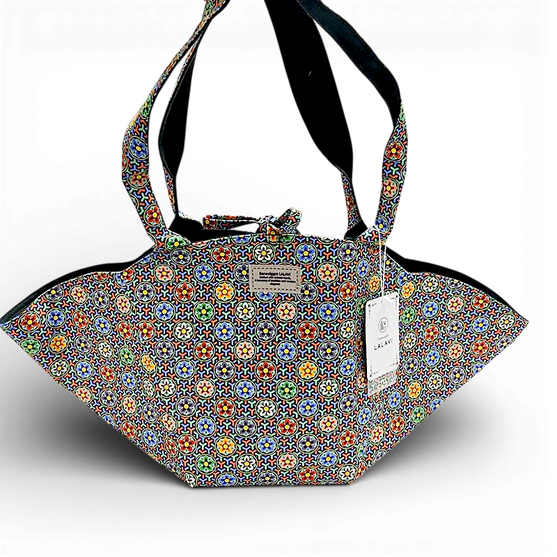 천 재질에 오방색 단청 문양을 반복 인쇄한 패턴, 넓은 바닥과 어깨끈 디자인의 빅백.