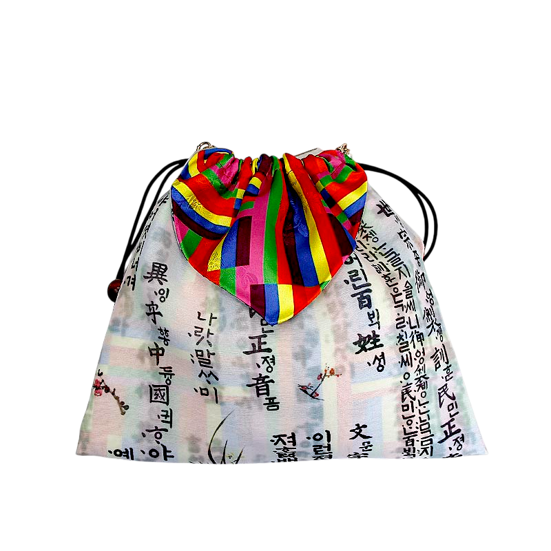 한글 서체 인쇄 천과 비단 색동 패턴 끈 조합의 주머니형 핸드백.