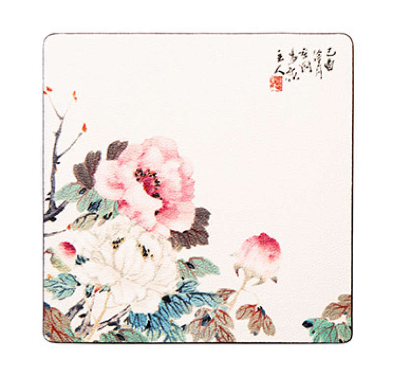 연분홍·백색 모란과 청록 잎사귀를 전통 회화풍으로 인쇄한 크림색 정사각 가죽 마우스패드.