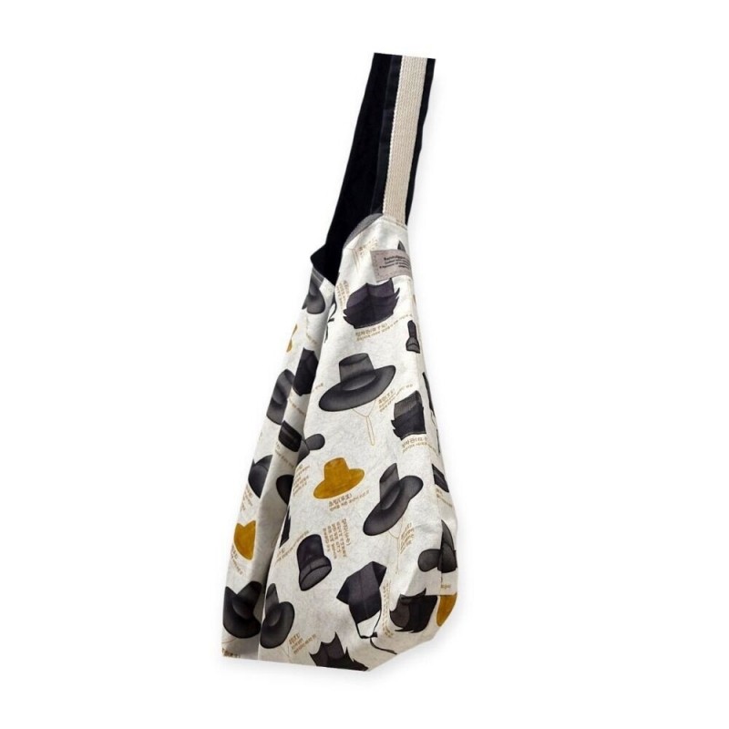 면 소재에 한국 전통 갓 모자 일러스트 패턴이 인쇄된 크로스백, 배색 어깨끈 디자인. 면 소재에 한국 전통 갓 모자 일러스트 패턴이 인쇄된 크로스백, 배색 어깨끈 디자인.