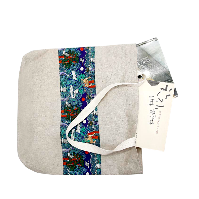 린넨 소재에 청록·남색 일월오봉도 문양 패브릭 띠 장식이 더해진 에코백.