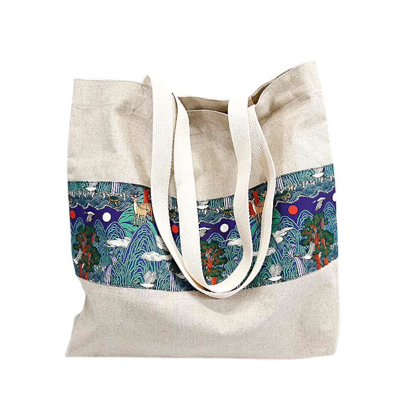 린넨 소재에 청색 배경의 일월오봉도 산수와 일월 문양이 인쇄된 에코백.