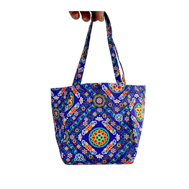 청색 바탕에 오방색 단청 문양이 화려하게 인쇄된 천 소재 미니 토트백.