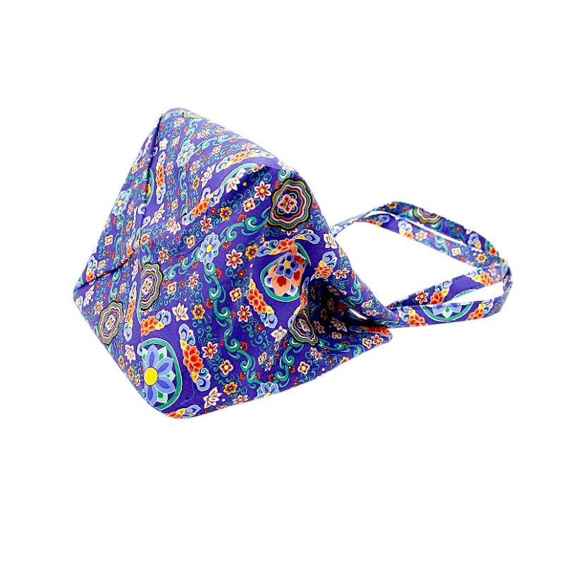 짙은 남색 천에 단청 문양을 다채로운 녹색·주황·빨강 색상으로 인쇄한 직사각형 형태의 미니 토트백.