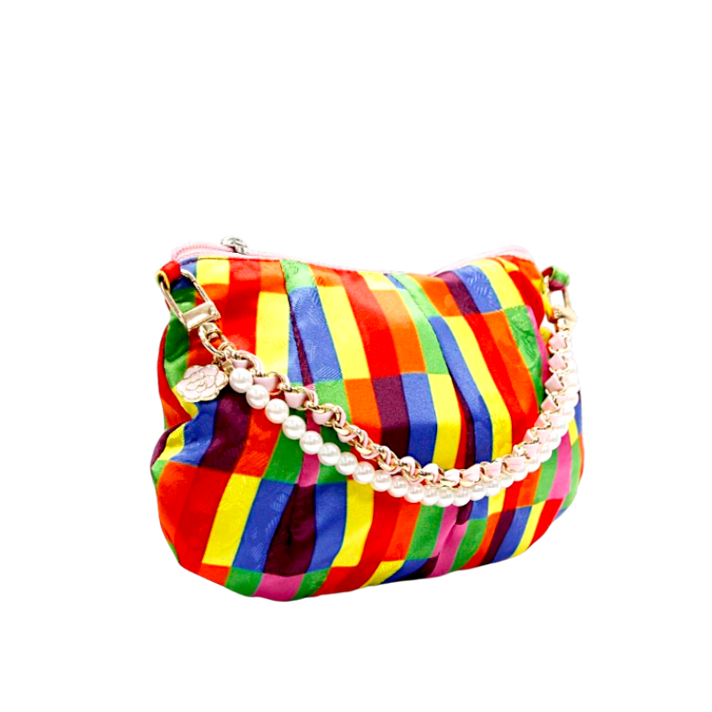 오방색 비단 조각을 잇대어 배치한 색동 문양과 진주 장식 체인 손잡이가 돋보이는 미니 핸드백.