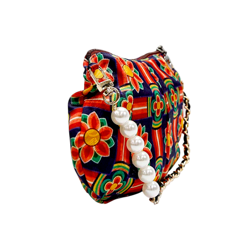 형형색색 전통 꽃문양 비단 원단과 진주 장식, 금속 체인 스트랩이 조화를 이룬 미니 핸드백.