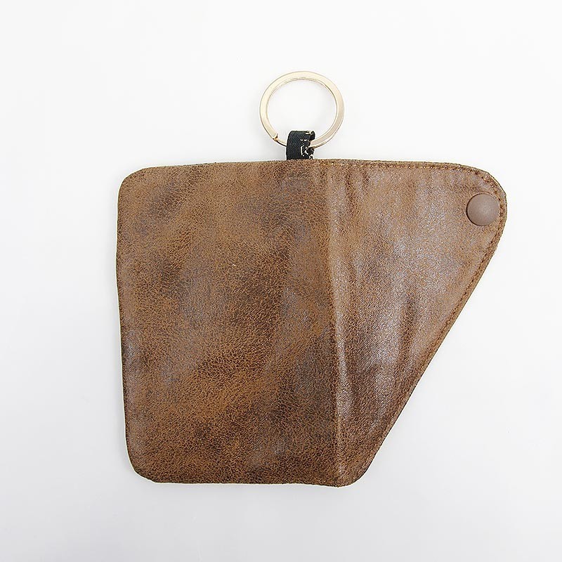 빈티지한 질감의 갈색 가죽 소재, 금속 링 장식과 스냅 버튼 여밈이 있는 카드지갑.