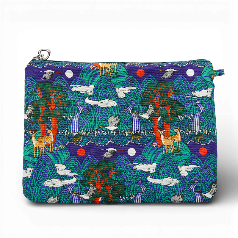 비단 재질에 일월오봉도와 십장생 문양을 다채로운 청록·보라색 계열로 섬세하게 인쇄한 지퍼 파우치.