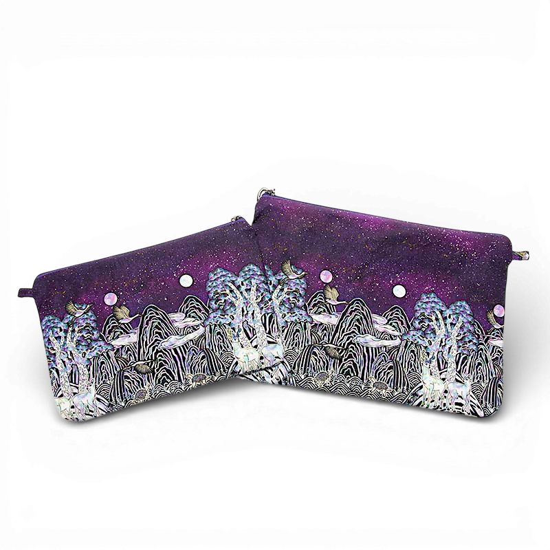 보라색 그라데이션 천 위에 일월오봉도와 십장생 문양을 화려한 자개 효과로 표현한 지퍼형 파우치.