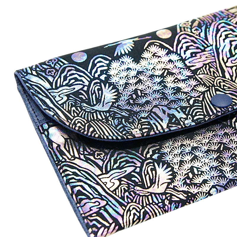 흑색 바탕 위 자개 상감으로 학·사슴·소나무 등 장생도 문양을 섬세하게 표현한 장지갑.