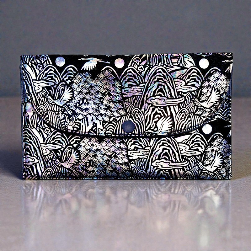 흑색 옻칠 바탕에 자개 상감 기법으로 산수와 송학 장생도 문양을 섬세하게 표현한 장지갑.