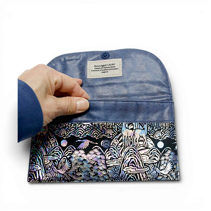 자개 상감 기법으로 표현된 산수와 사슴 장생도 문양, 짙은 남색 가죽과 대비되는 은빛 광택의 장지갑.