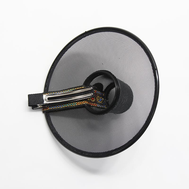 검은 메쉬 소재 선비 갓 모양과 금속 집게, 다색 기하학 문양 리본 장식이 조화된 머리핀.