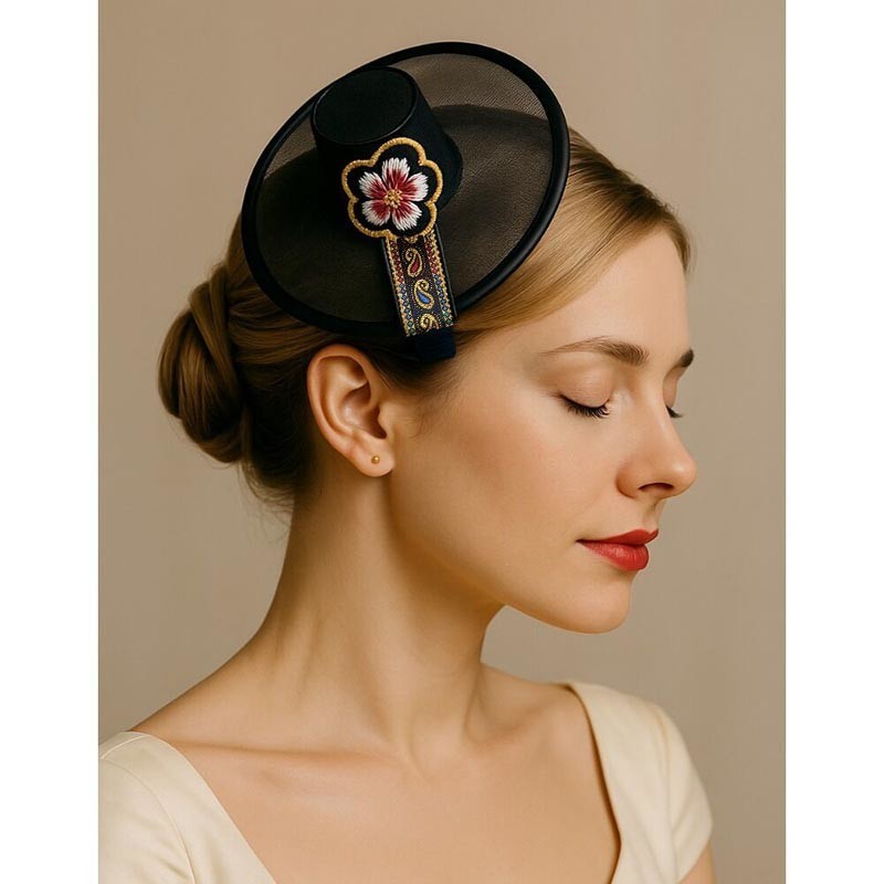 검정 망사 원단과 비단으로 제작된 소형 갓 형태 머리핀, 꽃자수와 색실 자수 문양 장식.