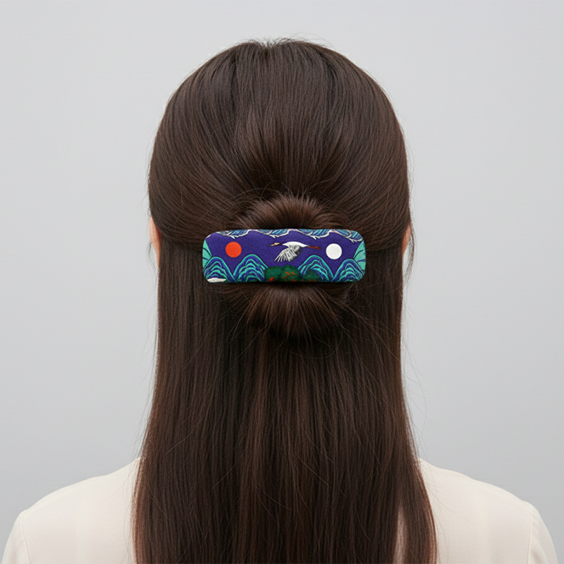 짙은 남색 비단 바탕에 산수와 해·달, 학이 수놓인 십장생 문양 금속 머리핀. 짙은 남색 비단 바탕에 산수와 해·달, 학이 수놓인 십장생 문양 금속 머리핀.