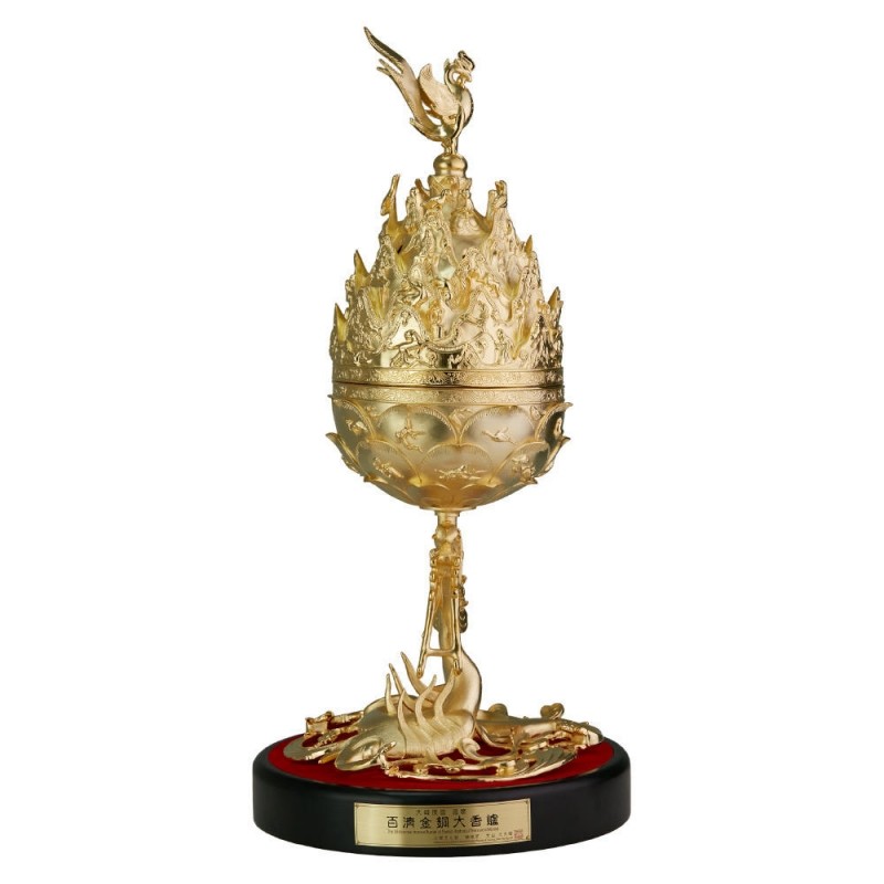 금속 재질의 금빛 마감으로 표현된 연꽃과 구름, 봉황 조각 장식이 정교한 백제 금동대향로 모형.