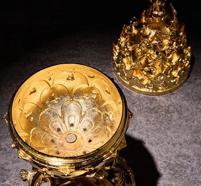 금속 재질의 금색 도금 처리, 연꽃 문양과 세밀한 조각 기법이 돋보이는 백제금동대향로 형태의 향로.