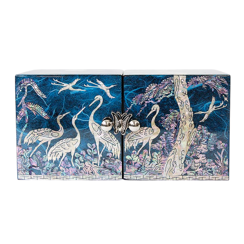 청색 바탕에 자개 상감으로 소나무와 학, 구름 문양을 표현한 나전칠기 쌍합.