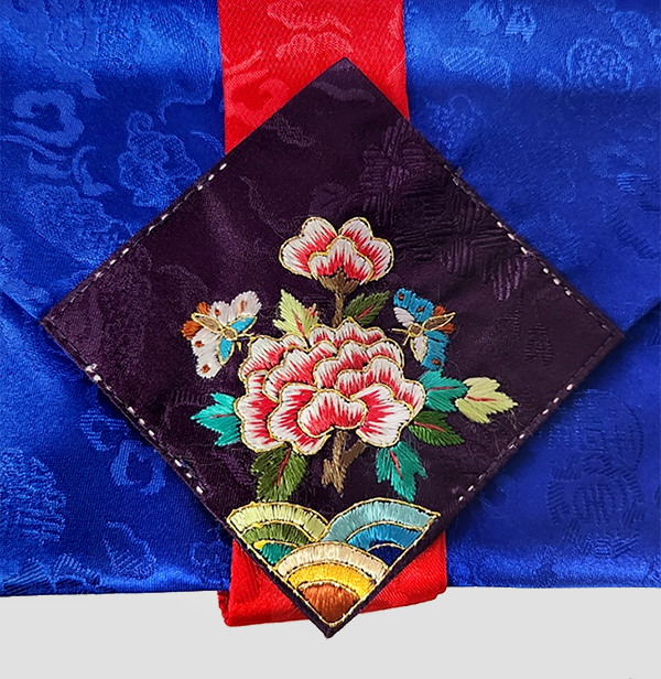 정성담은 비단봉투-예단보 목단 청색과 붉은 비단에 은은한 전통 문양이 직조되고, 자주색 비단 패치에 모란과 나비, 채색 단청무늬를 정교한 자수 기법으로 수놓은 예단보 장식 이미지