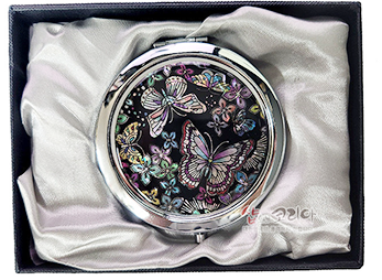 검은 바탕 위에 오색 자개 상감 기법으로 꽃과 나비 문양을 섬세하게 표현한 금속 원형 손거울, 은은한 광택의 비단 안감 케이스에 담긴 구성