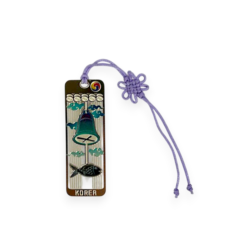 금속 재질에 청록색 범종과 물고기, 구름 문양을 상감한 직사각 책갈피와 연보라색 전통 매듭 장식의 끈.