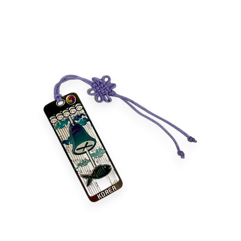 금속 재질에 풍경 종과 물고기 문양을 담은 에나멜 채색 책갈피, 연보라색 전통 매듭 끈 장식.