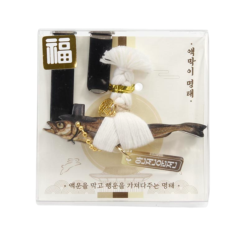 나무 재질 명태 모형에 흰색 실 매듭과 금속 장식, 검정색 클립과 복자 문양이 더해진 차량 송풍구 악세사리.