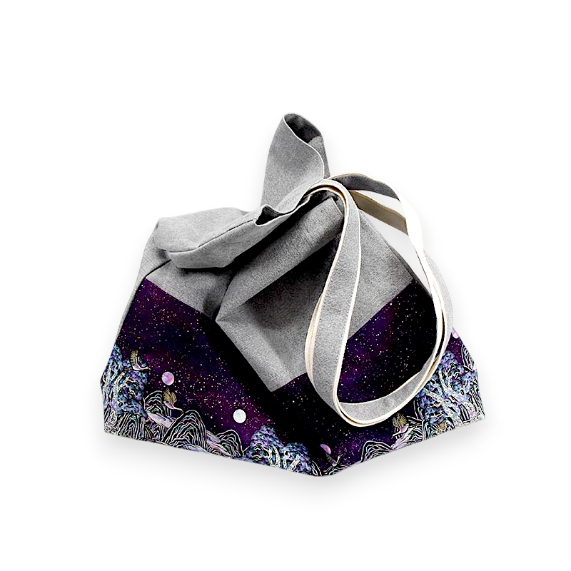 린넨 소재에 보라·남색 배경의 일월오봉도 산수 문양을 담은 에코백형 보자기 스타일 가방.