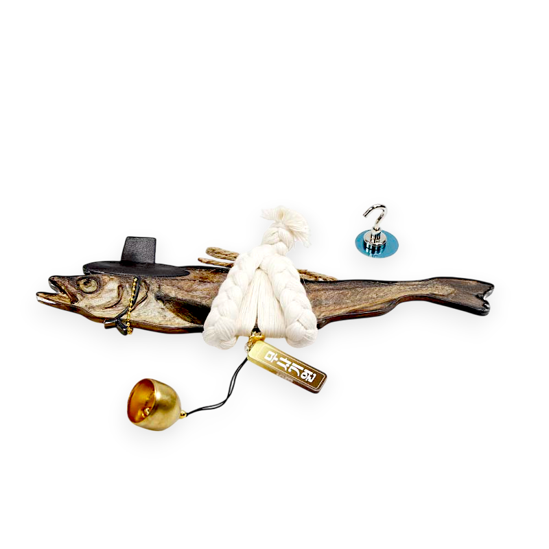 나무 재질 명태 조형 위에 검은 갓과 흰 면끈 매듭, 금속 방울 장식을 더한 전통 장식품.