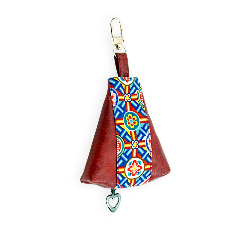 붉은 색 합성가죽 바탕에 청·홍·황 단청문 양단 장식과 금속 하트 장식 고리가 달린 동전지갑.