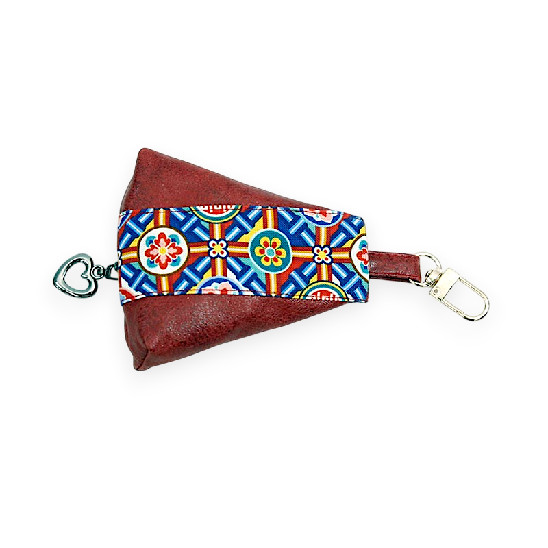 붉은 가죽 재질 바탕에 청색·녹색·적색 단청 꽃문양 직조띠 장식과 금속 하트 고리, 캐러비너 장식 동전지갑.