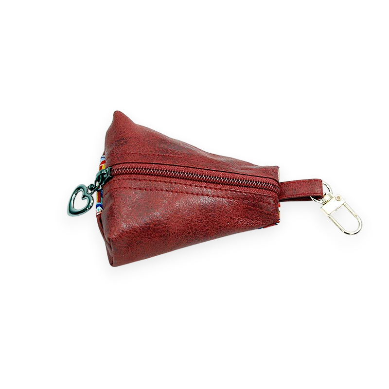적색 가죽 소재 삼각형 동전지갑, 금속 지퍼와 하트 장식 고리, 측면 전통 단청 색상 포인트가 특징인 디자인.