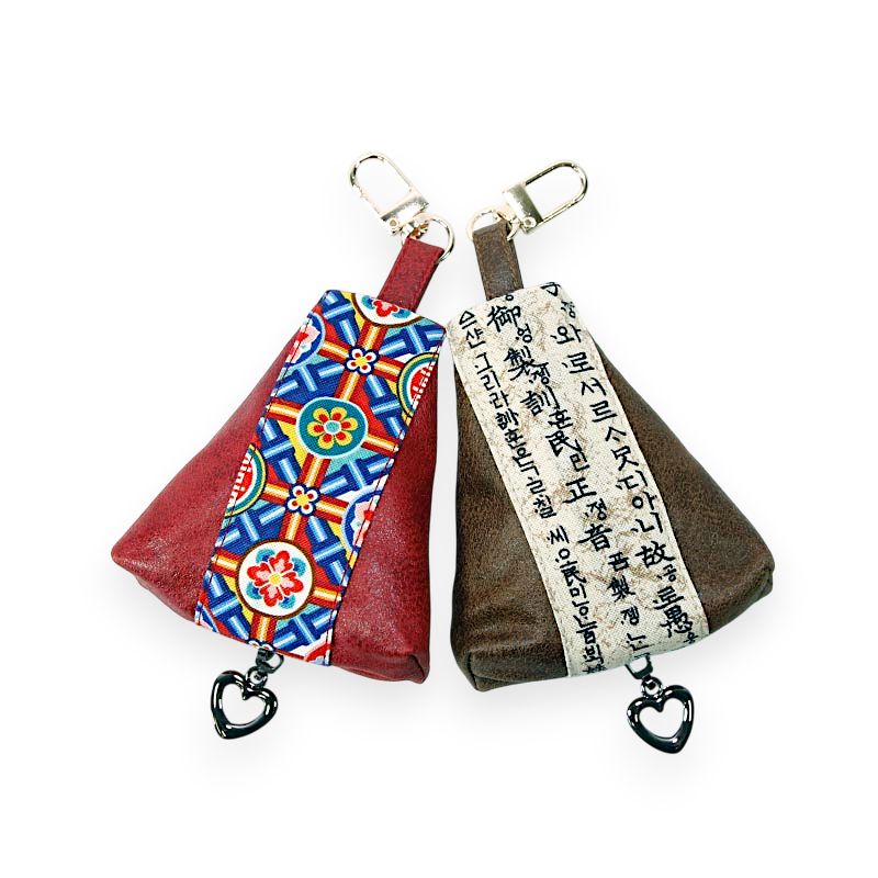 가죽 소재에 전통 단청 문양과 한글 서체 천 조각을 장식한 삼각 동전지갑.