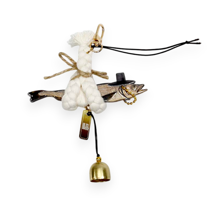 금속으로 표현된 명태와 갓 장식, 흰색 실 땋기 매듭, 금속 복자 패 charm와 황금색 방울이 어우러진 전통 매듭 장식.