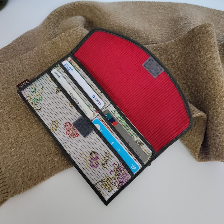 가볍고 튼튼해서 가죽장지갑 대신 사용하기 좋아요 가볍고 튼튼해서 누비장지갑 사용하는 사람입