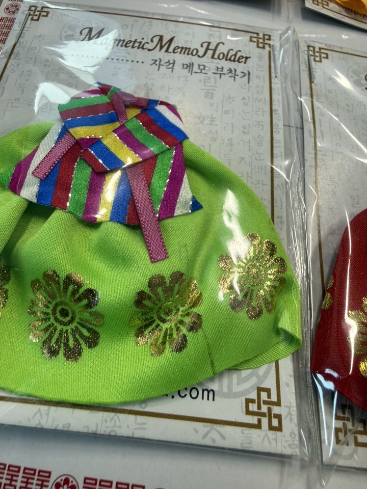 선물할려고 했는데 더럽게 뭍은거 보내셔서 문의 넣었는데 답변도 없고 답답해서 그냥 반품도