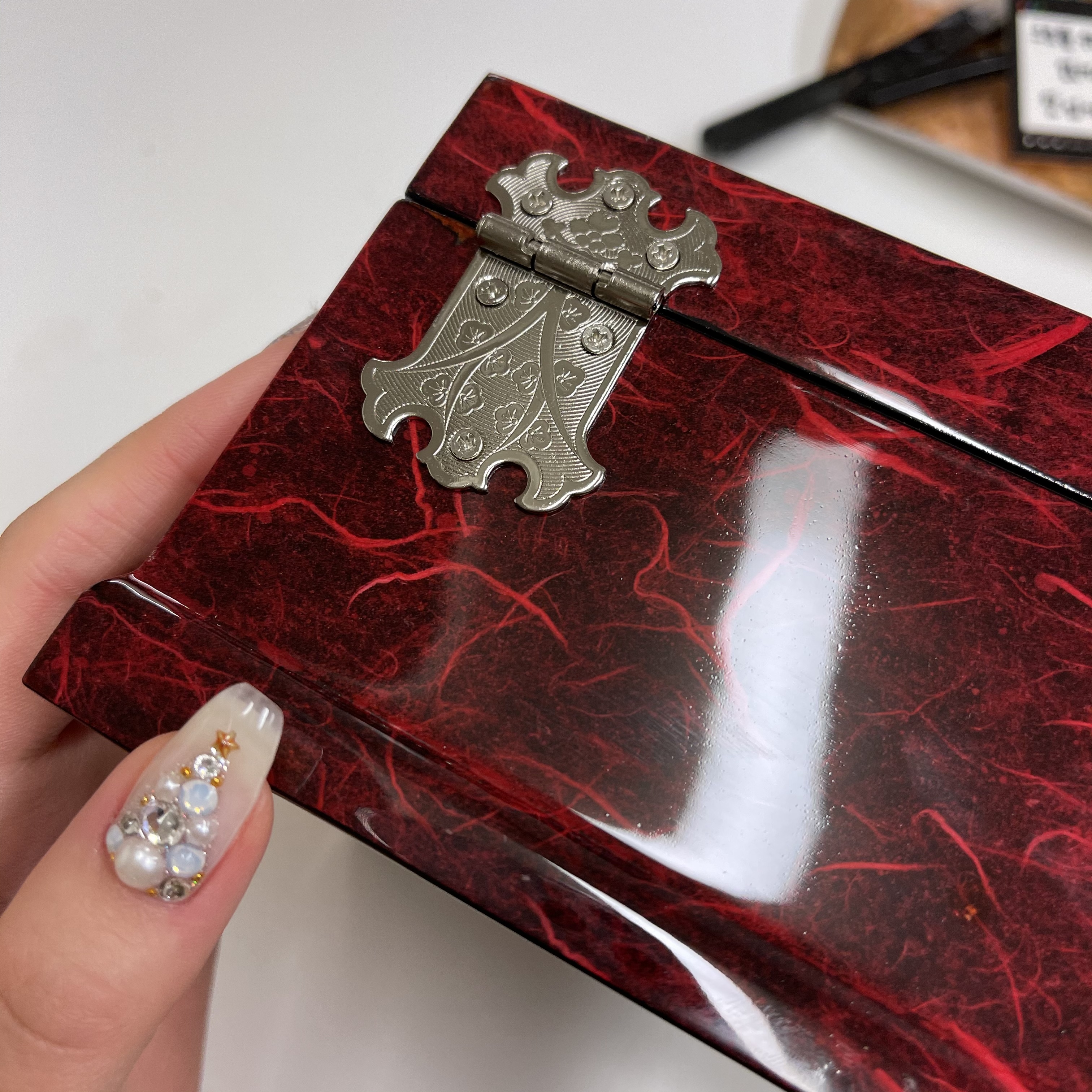 엄마가 갖고싶어하셔서 주문해드렸는데 너무 좋아하시네요 사진으로 봤을땐 색이 진해보여서 촌스