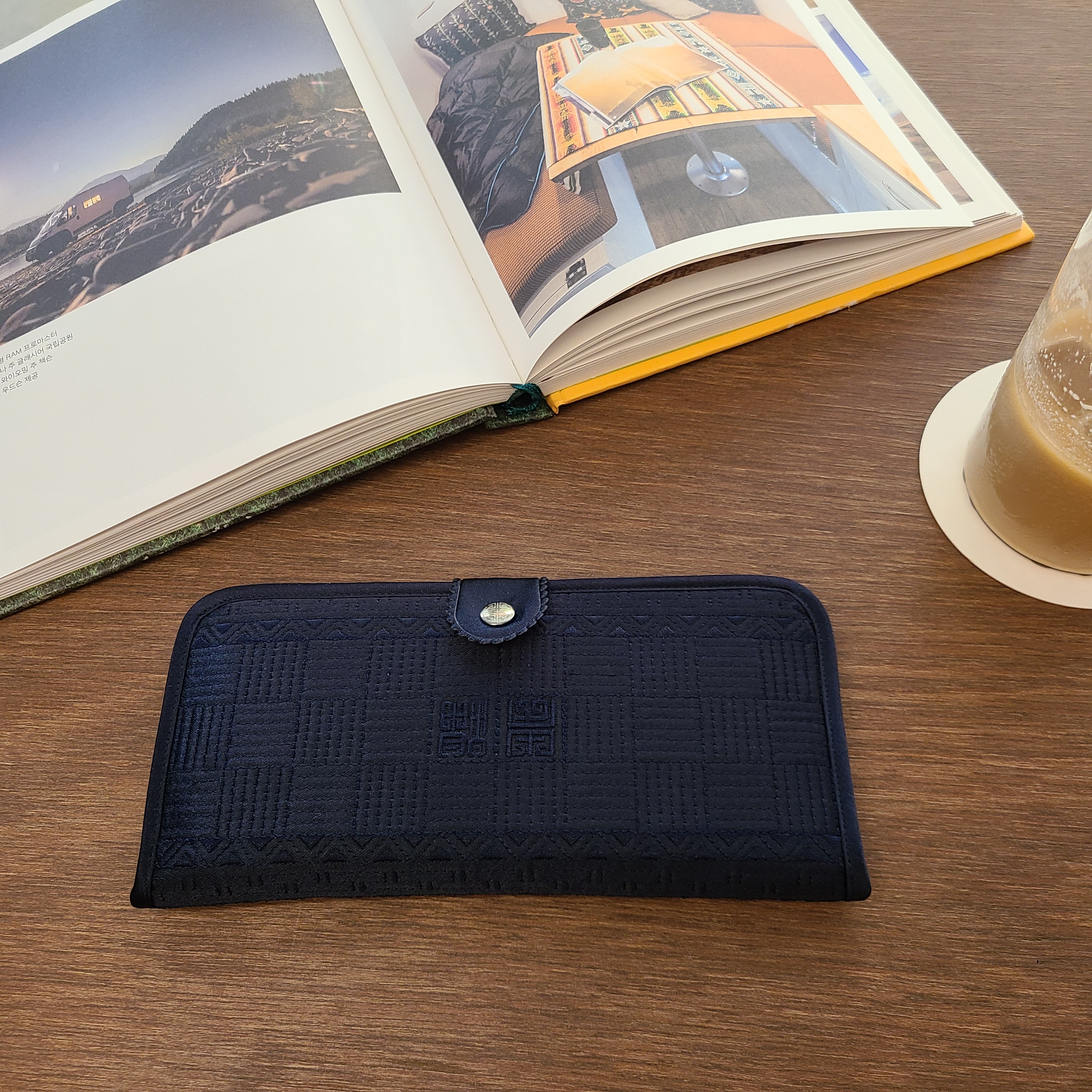가벼워서 넘 좋아요 현금 안구겨지는 장지갑을 이렇게 가볍게 들고다닐수 있다니!!  카드넣는