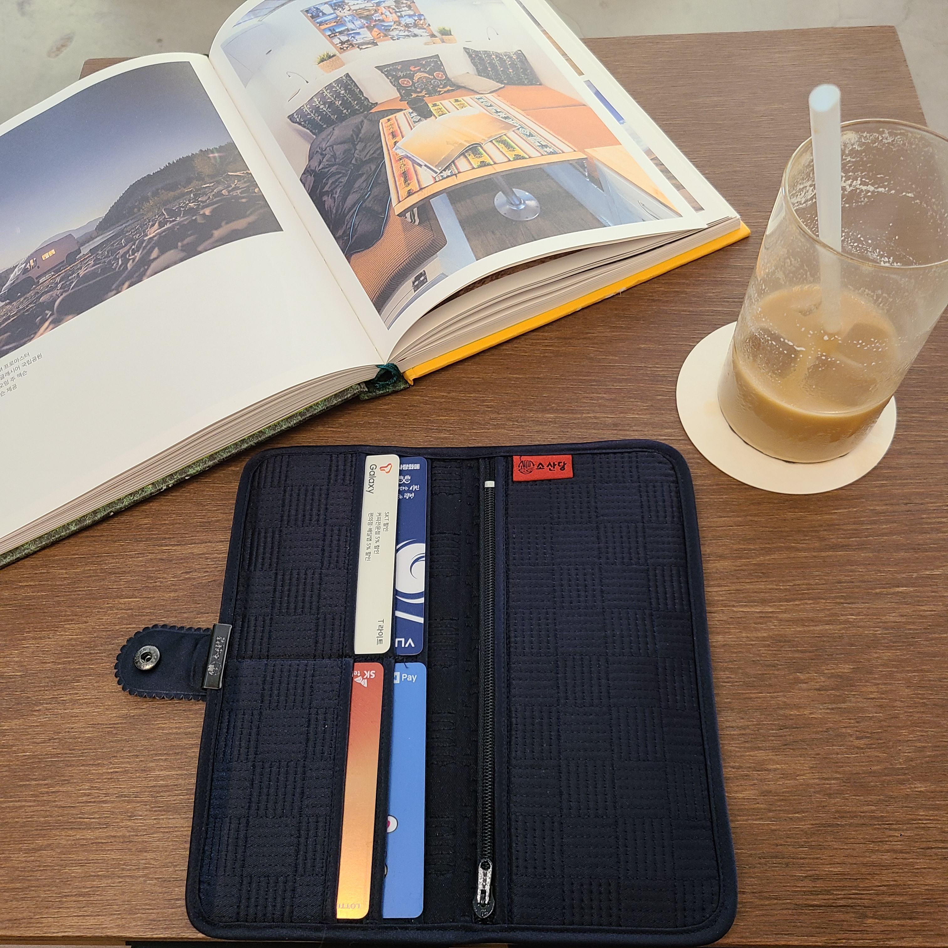 58년생이신 울엄마랑 커플템이예요 원래 엄마가 색동지갑 쓰셨는데 바꿀때가 된거같아 검색해보